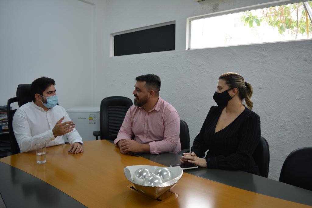 O secretrio adjunto de Administrao Penitenciria, Emanoel Flores e a superintendente Simone Lira receberam o servidor Anderson Aparecido de Freitas - Foto: Assessoria Sesp