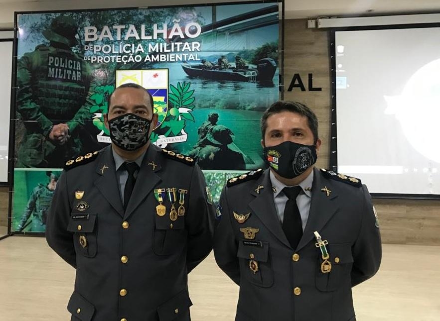 Subchefe de Estado Maior, coronel Pinheiro, ao lado do novo comandante do 7ºBPM, tenente-coronel Eduardo - Foto: PMMT