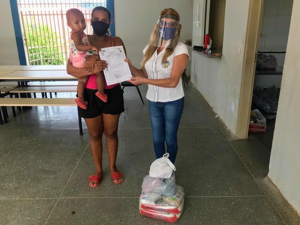 A diretora Rosimeire Ferraz entrega um kit para uma me - Foto: Divulgao