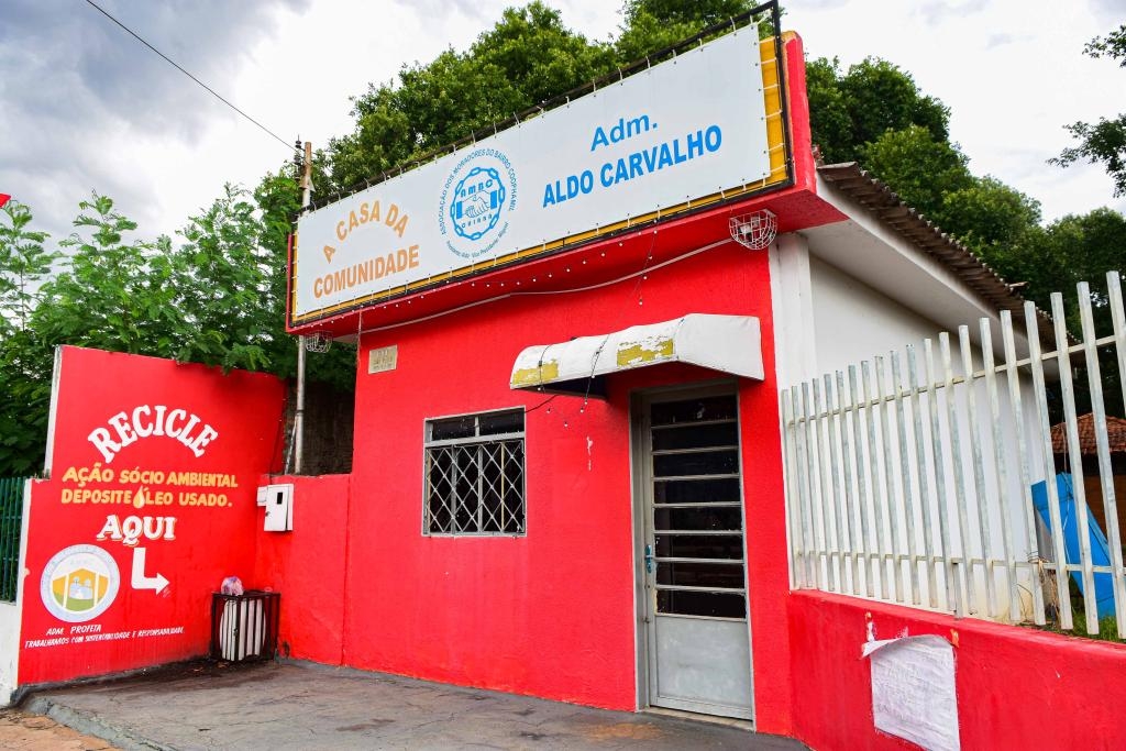 NOTA MT BENEFICIA ASSOCIAO DOS MORADORES DO BAIRRO COOPHAMIL. - Foto: Joo Reis