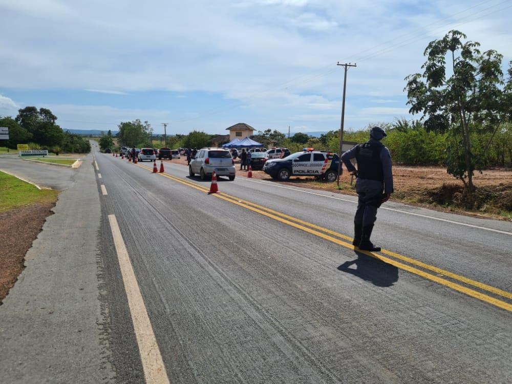Ao todo 85 veículos foram abordados, um carro foi apreendido e 25 foram notificados por irregularidades - Foto: PMMT