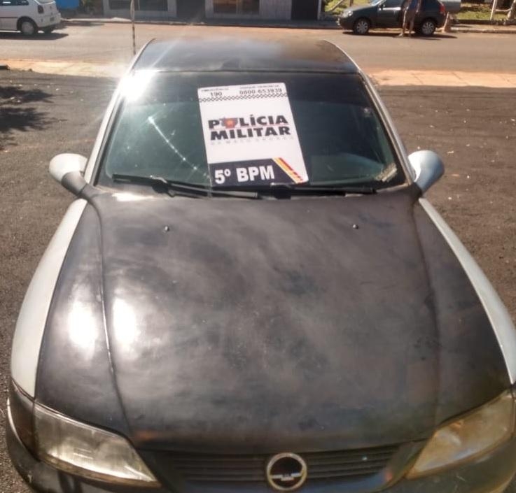 Vtima foi encontrada amarrada no banco traseiro do Vectra. - Foto: PMMT
