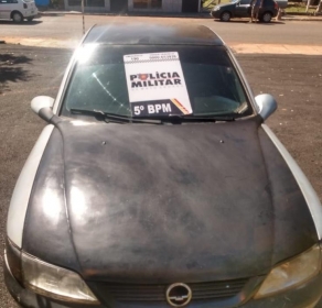 Vtima foi encontrada amarrada no banco traseiro do Vectra. - Foto: PMMT