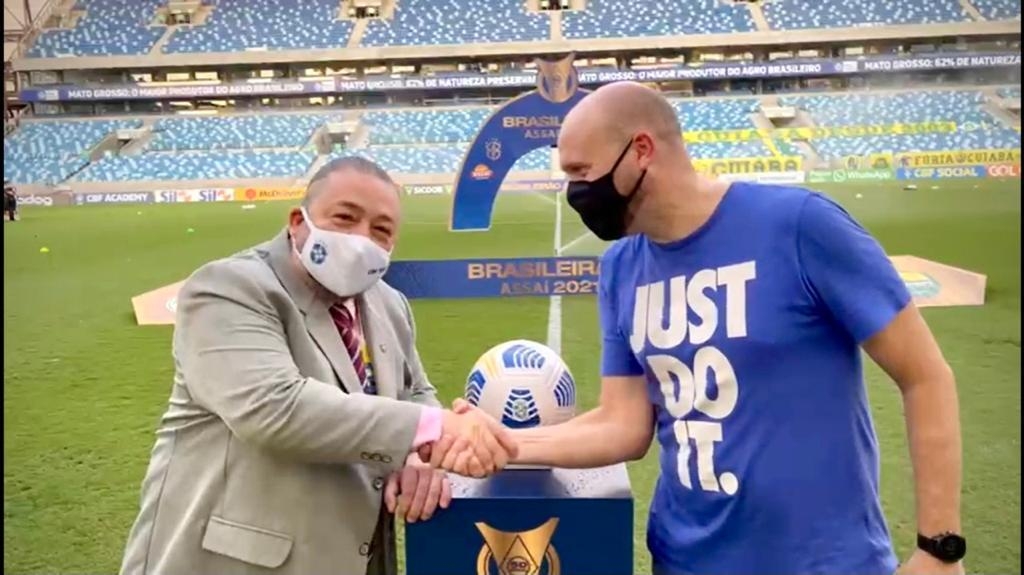 Carlos Alves, Coordenador da CBF, e o secretário de Cultura, Esportes e Lazer (Secel-MT), Beto Dois a Um, na Arena Pantanal antes da partida entre Cuiabá e Juventude, na abertura do Brasileirão - Foto: Secom-MT