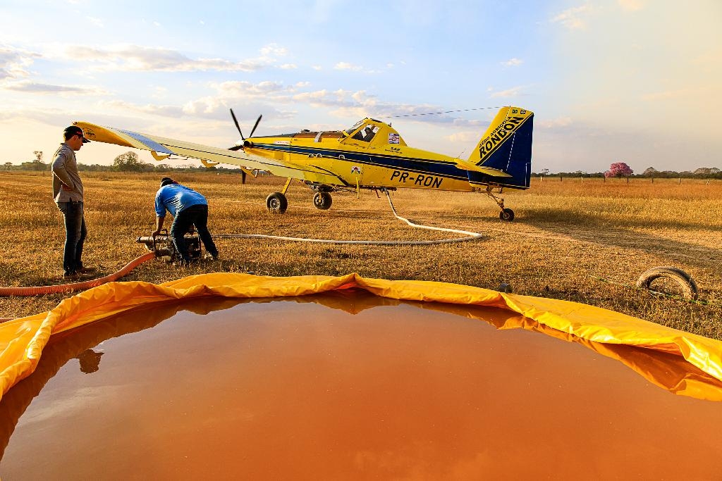 3.100 litros dgua esto sendo lanados nos locais com maior incidncia de fogo - Foto: Marcos Vergueiro/Secom-MT