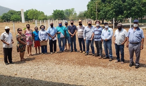 A felicidade do produtor Carlos Gualberto recebendo o DAP do tcnico da Empaer Glucio Guimares - Foto: Empaer