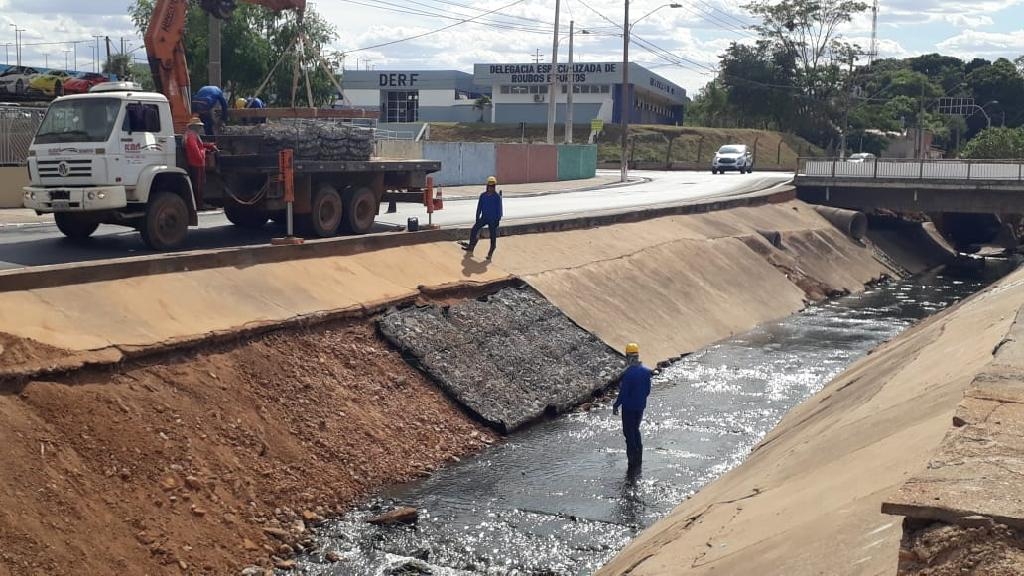 Obras no crrego 8 de Abril $imgCred