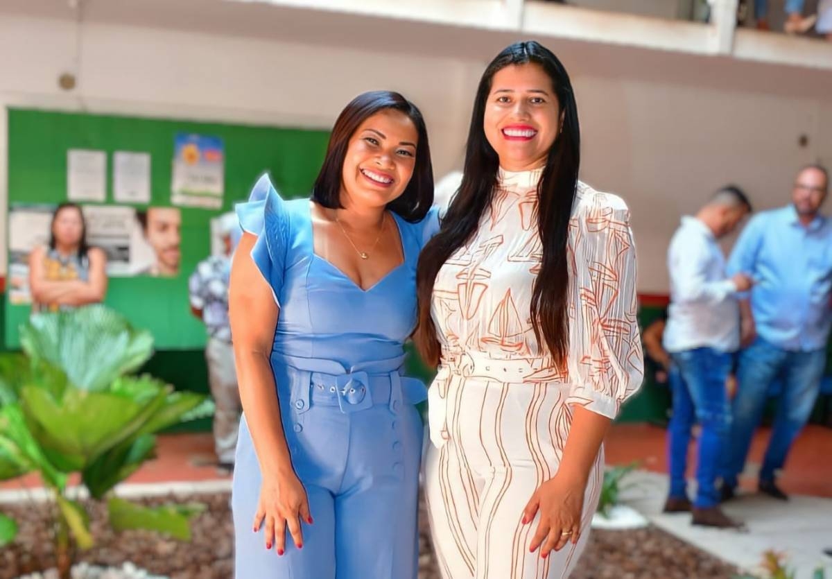 A prefeita, Giseli Ribeiro, entre as vereadoras, Dione Rodrigues (E), e Laura Moraes (D), empossadas na manhã desta quarta-feira.