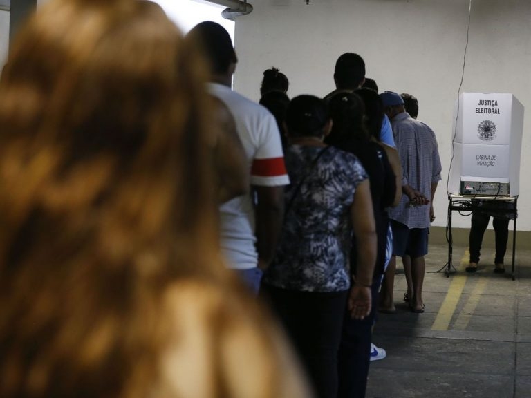 Eleitores reelegeram 294 deputados; 202 ocuparo o cargo pela primeira vez