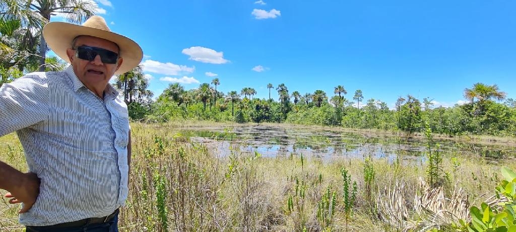 Quinzim mostrando a Lagoa Encantada que ele acredita ser um ninho de sucuri - Foto: Empaer