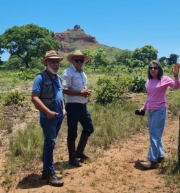 Quinzim mostrando a Lagoa Encantada que ele acredita ser um ninho de sucuri - Foto: Empaer