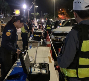 13 Operao Lei Seca  realizada na Avenida Miguel Sutil - Foto: GGI-Sesp/MT