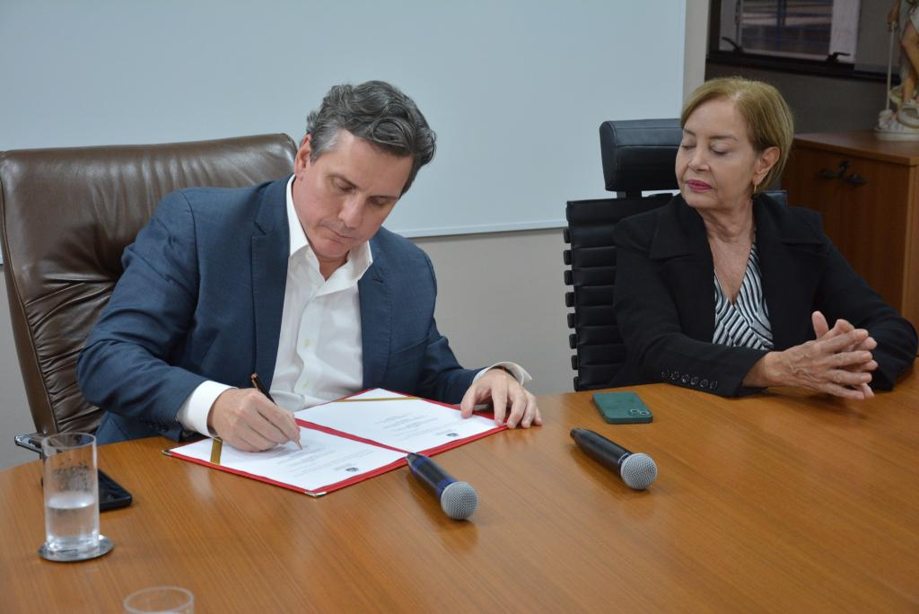 Secretário de Fazenda, Rogério Gallo, e a presidente do Tribunal de Justiça, desembargadora Clarice Claudino - Foto: Flávio Costa