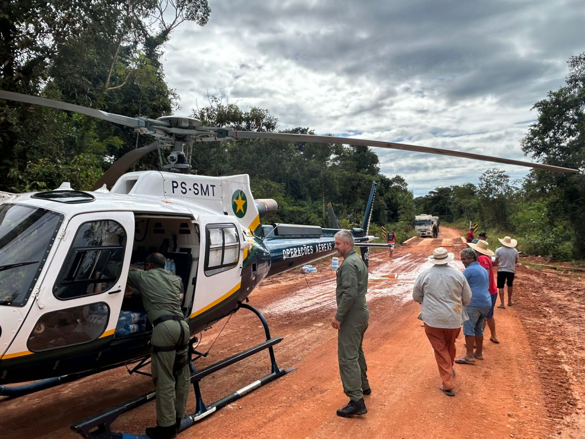 Defesa Civil entrega cestas bsicas e gua na MT-170