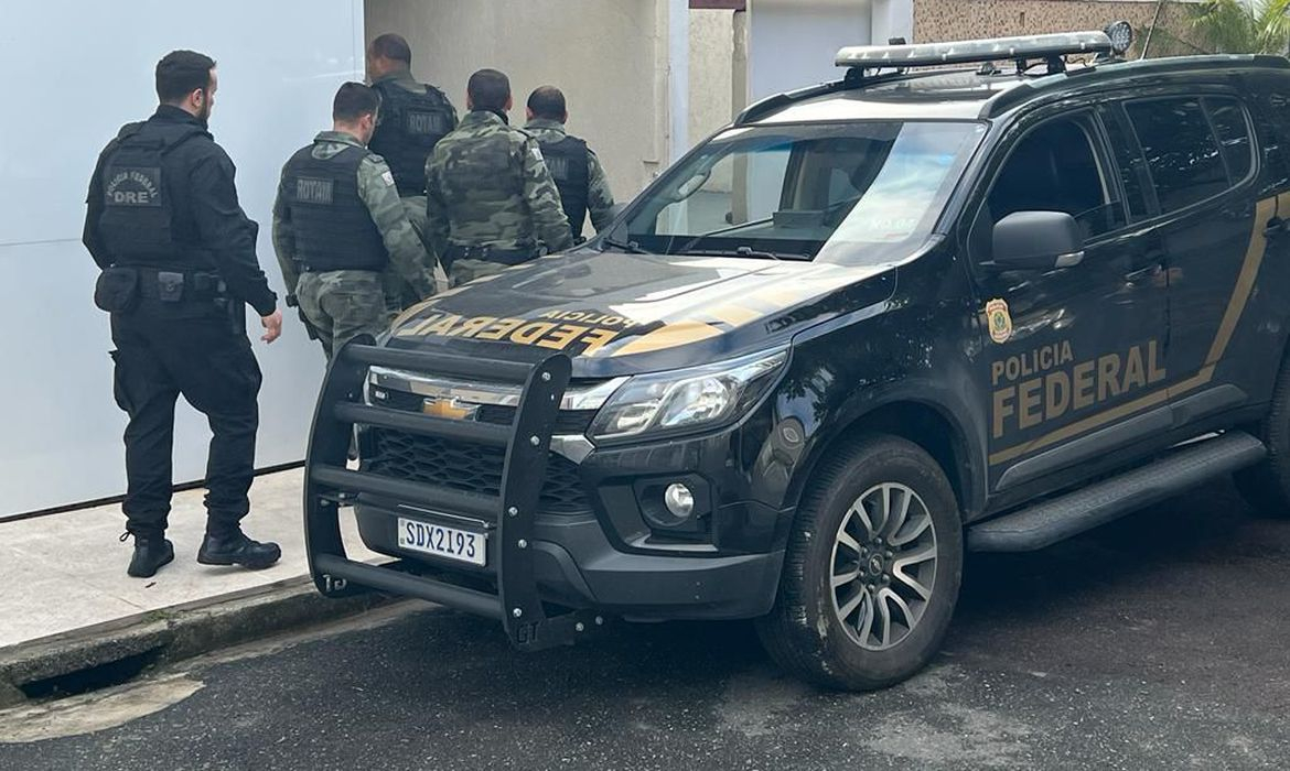 Operação cumpre mandados em 20 faculdades por fraude para receber R$ 21,3 mi pelo Fies - © Divulgação/Polícia Federal