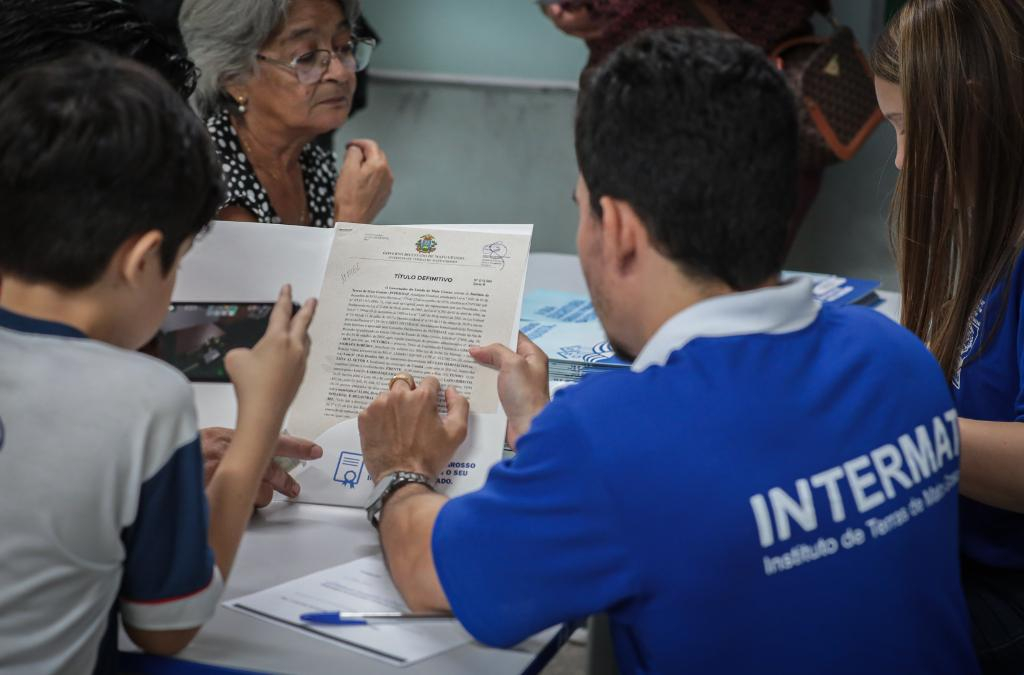 As escrituras definitivas sero entregues a moradores de 13 bairros de Vrzea Grande. Foto: Michel Alvim - Secom/MT