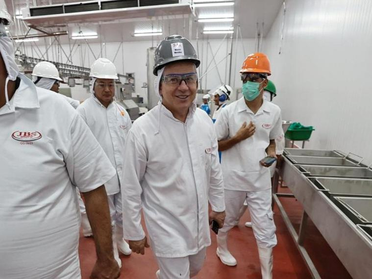 O governador Mauro Mendes durante a vista na fbrica