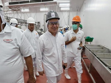 O governador Mauro Mendes durante a vista na fbrica