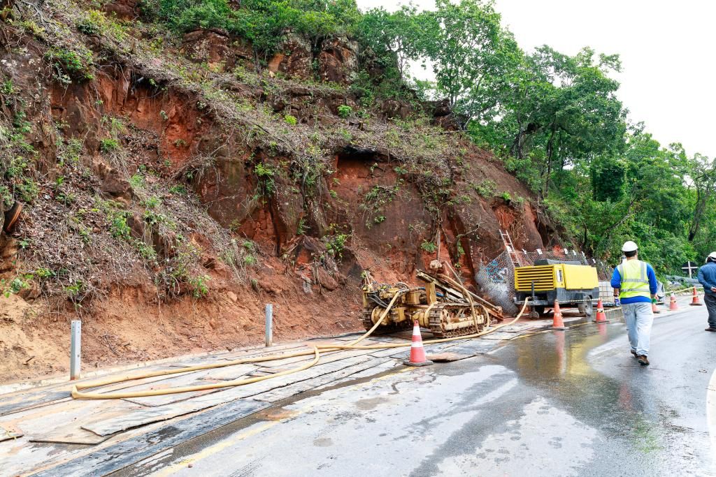 A pista est parcialmente interditada para servios de implantao de tela de conteno - Foto: Marcos Vergueiro/Secom-MT