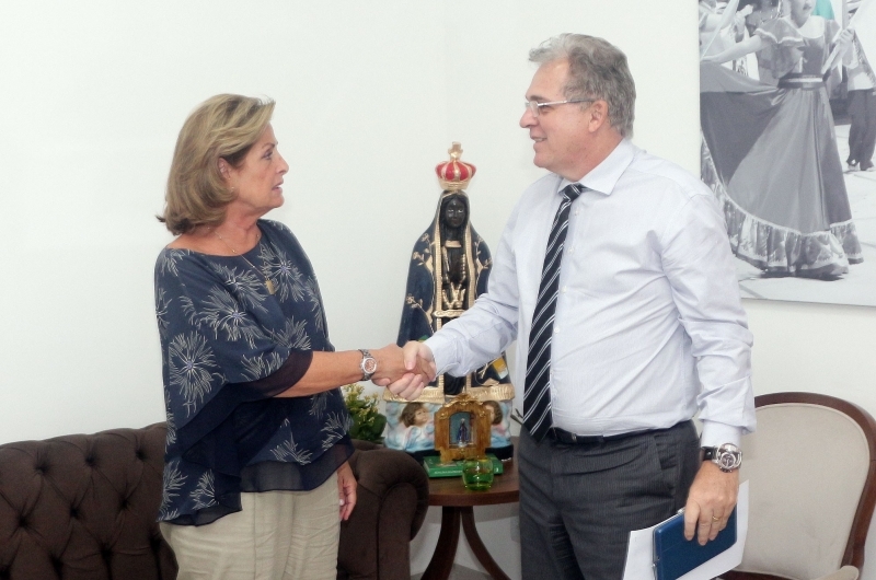 Prefeita Lucimar Sacre de Campos, e o secretrio de Estado das Cidades, Eduardo Cairo Chiletto