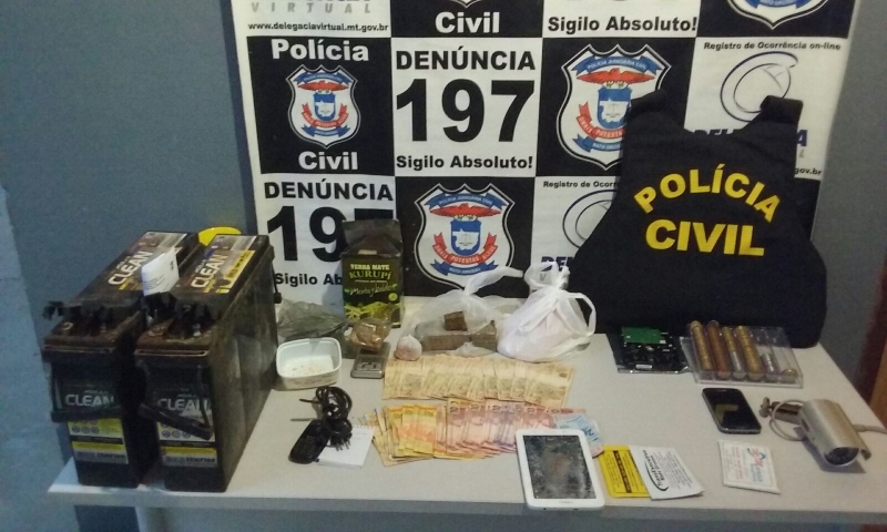 Traficante e todos os produtos apreendidos na casa foram levados para a Delegacia.