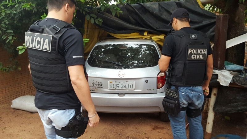 Veculo Celta prata foi encontrado escondido em uma casa no bairro Pedra 90