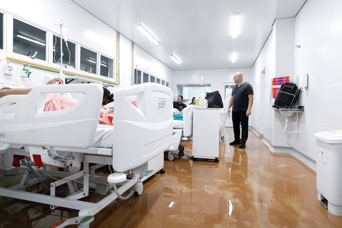 Chuva acima de 100 mm alaga Cuiab e obriga evacuao de pacientes da UPA Leblon