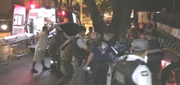 Equipe do Samu e Polcia Militar em atendimento s vtimas do acidente