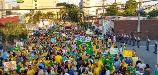 Passeata reuniu 14 mil pessoas em Cuiab, segundo a Polcia Militar