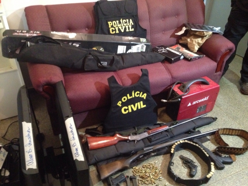 Armas apreendidas com a quadrilha na operao desta tera-feira.