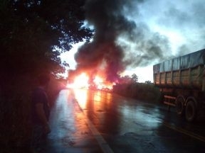 Com impacto, veculos pegaram fogo